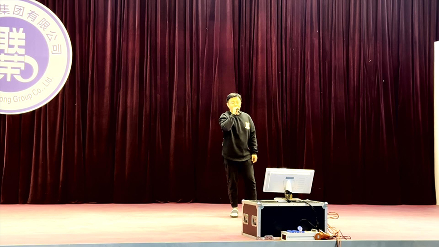 1736239613700815.jpg 农商行双楼支行谢经理独唱.jpg