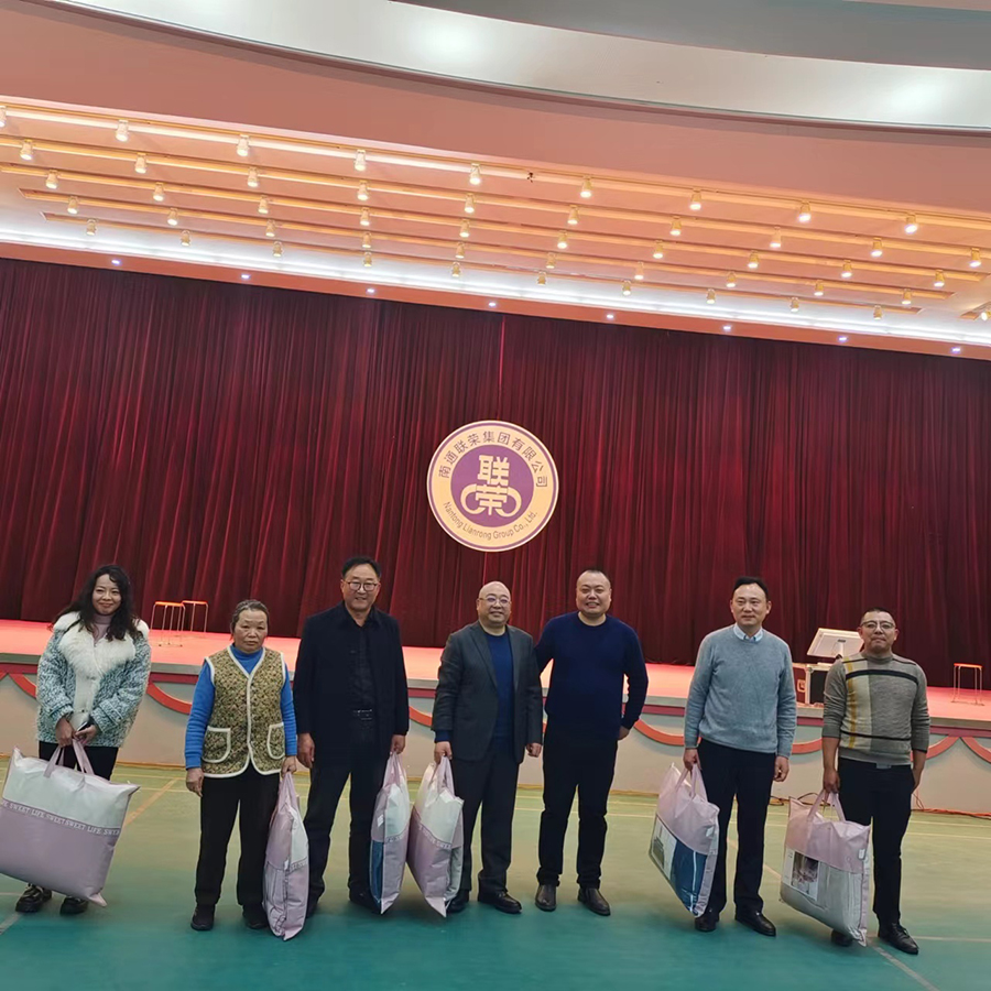 1736239644473599.jpg 董事长与农商行双楼支行刘行长为获得一等奖的幸运员工颁奖.jpg